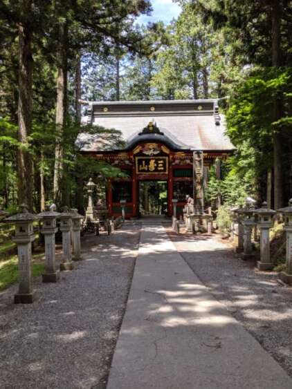 三峯神社の境内